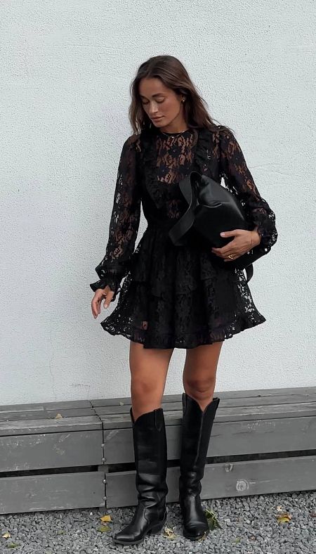 Mini dress with lace in black colour